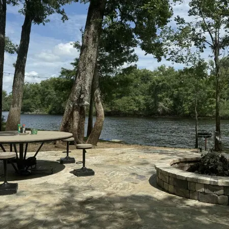 Beautiful 3-bedroom River House in Old Town FL with AC and Wi-Fi, Enjoy! Отели в г. Дикси