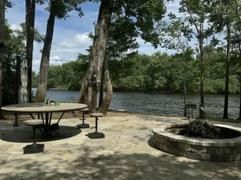 Beautiful 3-bedroom River House in Old Town FL with AC and Wi-Fi, Enjoy!