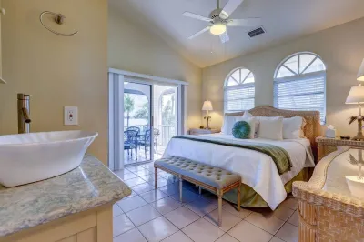 Bayside Beauty, 3 bedroom with pool Hotels near Capt. Pete's Coconut Garden