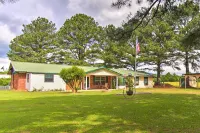 Quiet Clayton Home w/ Mountain Views 4 Mi to Lake! - Homestays