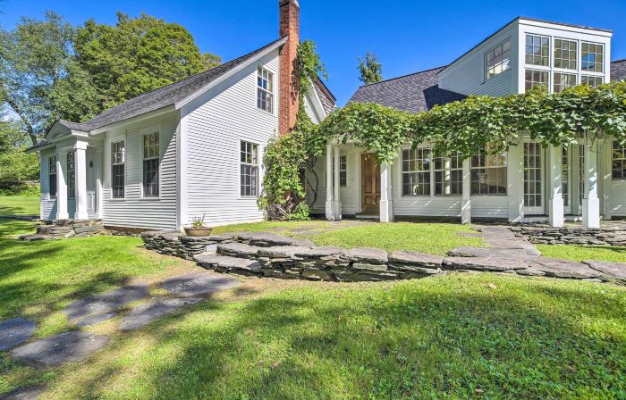 Lovely Brookfield Home w/ Private Deck & Views