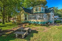 Russellville House w/ Garden - Walk to Main Street - 3-Star