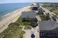 Quintessential New England Home on Private Beach -  Privatzimmer