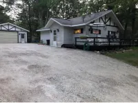 Beautiful Cottage Just minutes from The Twin Lakes & Beach
