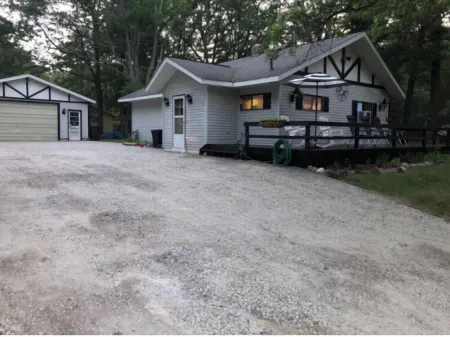 Beautiful Cottage Just minutes from The Twin Lakes & Beach