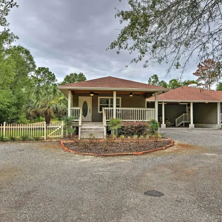 Crystal River Cottage on 1 Acre w/ Deck & Porch!