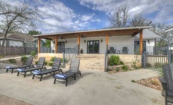 Schubert Inn-Main with Pool and Grill - 2Blks to Main