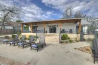 Schubert Inn-Main with Pool and Grill - 2Blks to Main