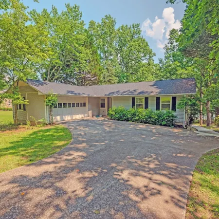 Lakefront ~ Boat ~ Kayaks ~ Fire Pit ~ Private Dock ~ Bar ~ Pool Table