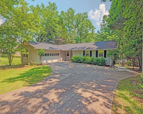 Lakefront ~ Boat ~ Kayaks ~ Fire Pit ~ Private Dock ~ Bar ~ Pool Table Hotels in Gumlog