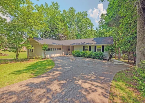 Lakefront ~ Boat ~ Kayaks ~ Fire Pit ~ Private Dock Hotels in Gumlog