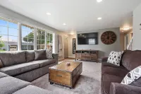 House w Finished Garage Walk to Lambeau Bars Resch Hotels in Howard