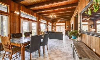 Pet-Friendly Grants Pass Home with Hot Tub!