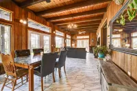 Pet-Friendly Grants Pass Home w/ Hot Tub! - مطابخ