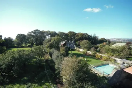 Large country house perfect for family or friends. Отели рядом с достопримечательностью «Moyness Nurseries»