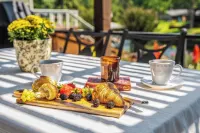 Lakefront Getaway w/Kayaks, Movies from Hot Tub