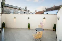 Newly Refurbished Cottage - Sleeps 4 - Central Hotels in 
