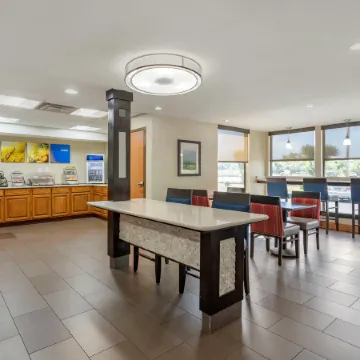 Comfort Inn & Suites Airport