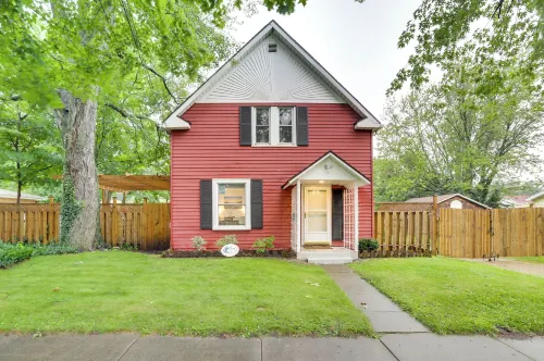 South Haven Oasis - Private Hot Tub, Pool and Grill! - parking