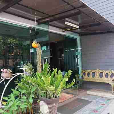 พวงเพชรเพลส (Puangpech Place) Hotel Exterior