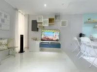 Stunning Studio w balcony for 2, 1 Queen Bed,1 Bathroom 5 mins to the beach