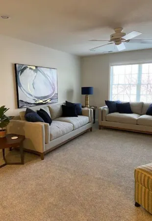 Relaxing loft retreat in historic European community Отели рядом с достопримечательностью «Колледж Сентрал»