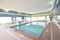Holiday Inn Express TOLEDO-OREGON by IHG - Pools