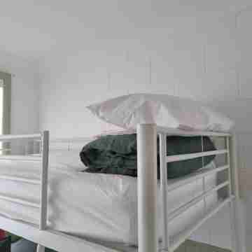 BeautifulI luka! Come whale spotting!  Jetty, pool, boat ramp, boat parking. Rooms