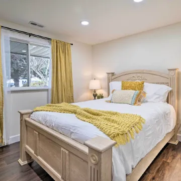 Deck + Game Room: Redmond Home ~ 17 Mi to Seattle Отели в г. Редмонд