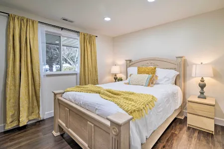 Deck + Game Room: Redmond Home ~ 17 Mi to Seattle Отели рядом с достопримечательностью «JG Redmond II»