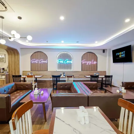 Front One Boutique Hotel Taman Anggrek Отели рядом с достопримечательностью «Торговый центр Central Park»