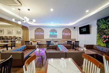 Front One Boutique Hotel Taman Anggrek Отели рядом с достопримечательностью «Музей текстиля»