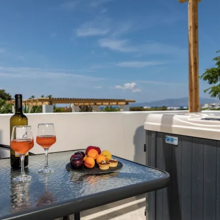 Irida Vacation Suites Отели рядом с достопримечательностью «Пляж Агиасос»