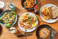 Heathcote Hotel Hotels near Engadine Library