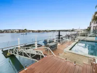 Amazing Canal House with Private Jetty, Gym & Pool