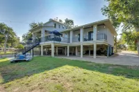 Luxe Waterfront Home w/ Boat Slip in New Braunfels - 4-Sterne