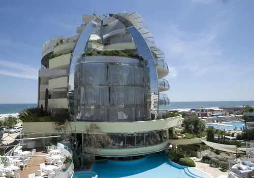 Hotel Waldorf- Premier Resort - Airport Shuttle