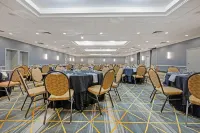 The Lux Hotel & Conference Center, Ascend Hotel Collection - sarapan