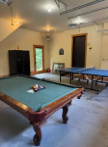 Sleeps 18  Minutes to Main St & Lakes HotTub PoolTable FirePit Air Conditioning