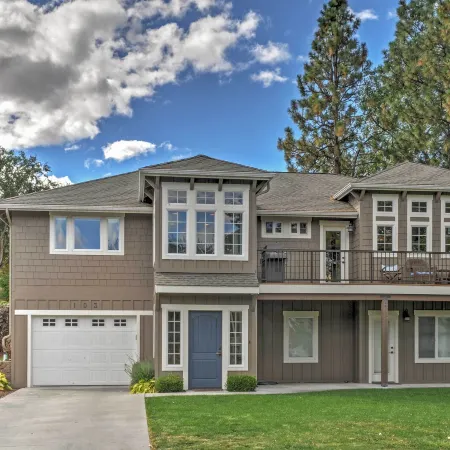 Gorgeous Wapato Point Lakehouse w/ Private Hot Tub