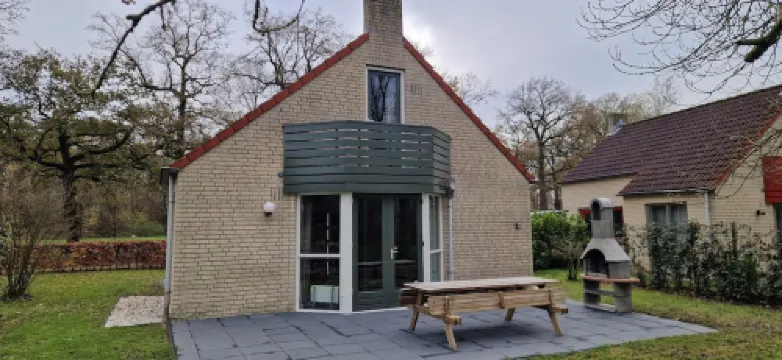 Detached 6-person bungalow with lake views directly on the swimming lake