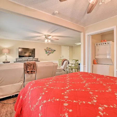Rockport Bayfront Studio w/ Patio: 'Casa Familia'