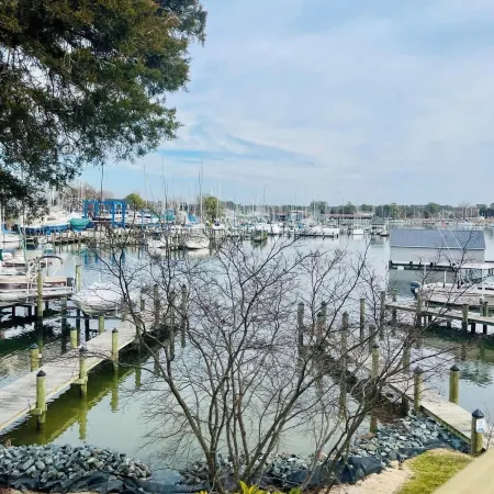 Waterfront Views With King Bed in Solomons Island