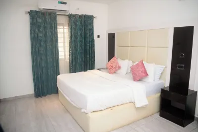 Luxurious 1 Duplex and 3 Flats Apartments, Ugbor Village RD, Benin City Nigeria فنادق في 