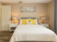 Modern Retreat, 9 Mins to Beach, Fast Wi-Fi Hotels in Holiday