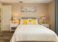 Modern Peaceful Getaway•9 Min to Beach•Fast Wi-Fi Hotels in Holiday