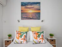 Seafront Getaway Studio, Great Location with Pool - Beach