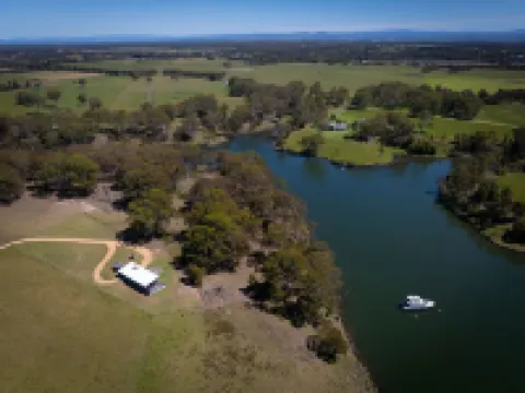 Waterfront Luxury Farm Studio situated on the Gippsland Lakes, Victoria.