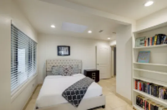 Pool & Coastline Views: Luxe La Jolla Home