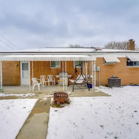Metro Detroit Home w/ Fire Pit & Game Room